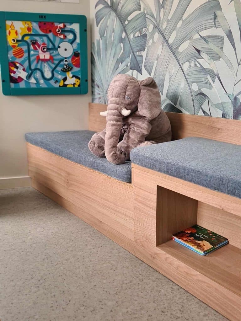 Aménagement d'une salle d'attente d'un cabinet dentaire - espace dédié aux enfants